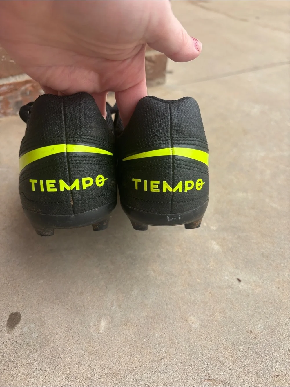 Nike Tiempo Legend 8 soccer cleats! Youth 4